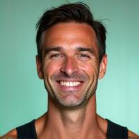 Ritratto dinamico e amichevole di Marco Bianchi, personal trainer.