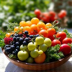 Bocce colorate di cibo sano e fresche verdure in una cucina moderna